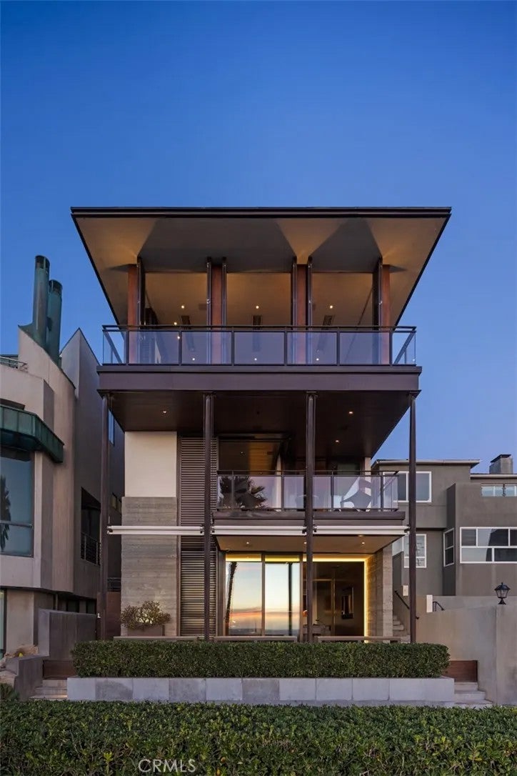 3216 The Strand