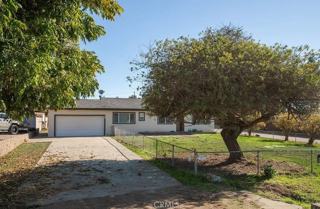 Photo of 1548 S Citrus Avenue, Escondido, CA 92027 (MLS # CV26002590)