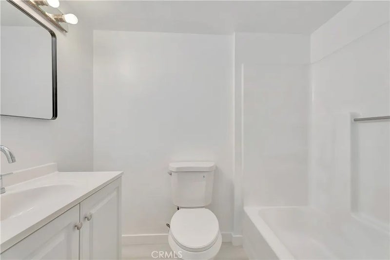 609 E Phillips