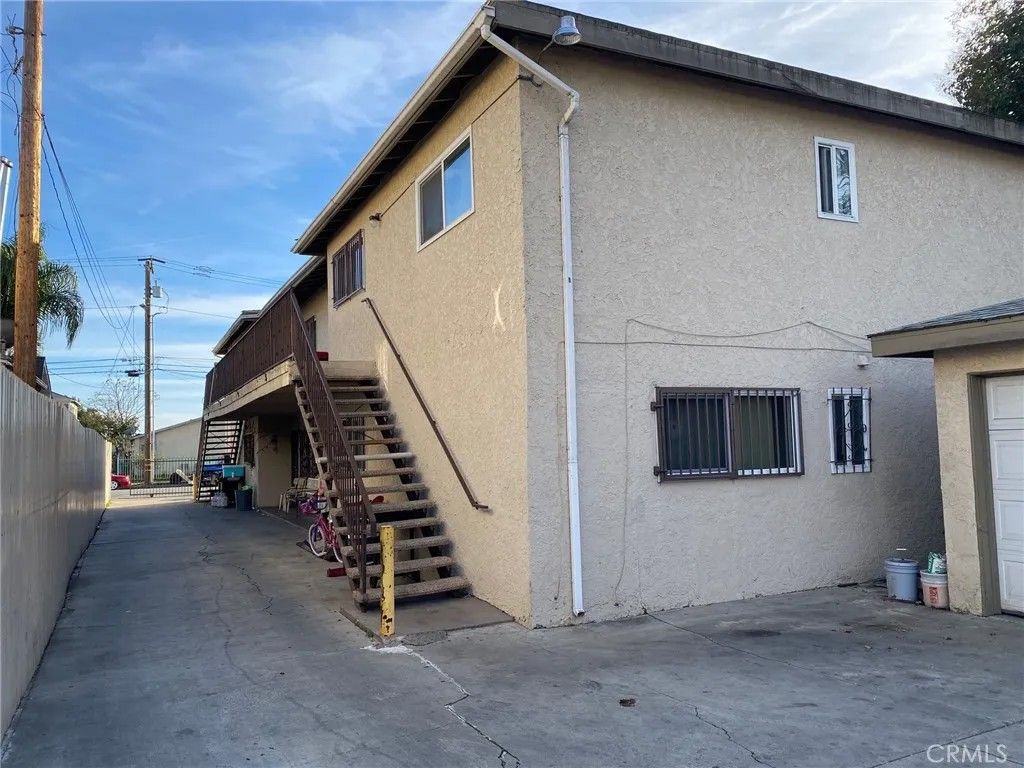 Photo of 427 W Laurel St, Compton, CA 90220 (MLS # SB25256971)