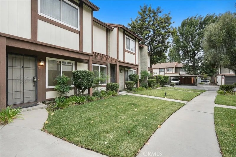 19024 Archwood Street 5