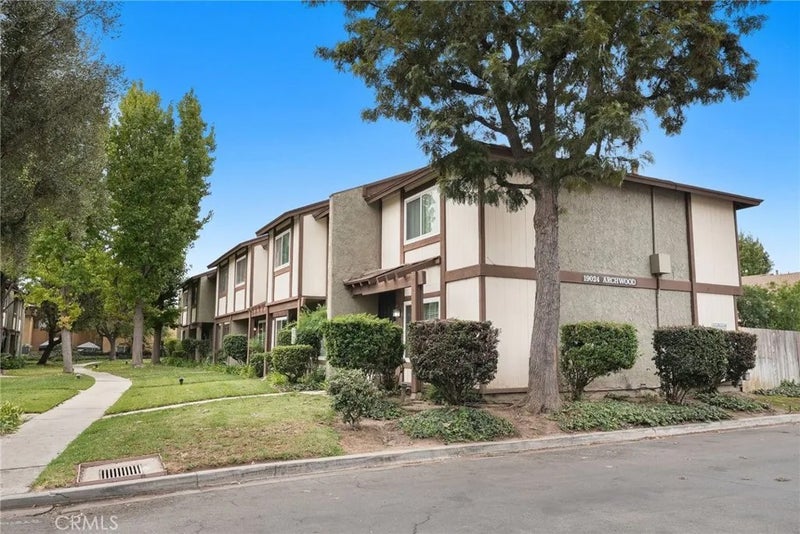 19024 Archwood Street 5