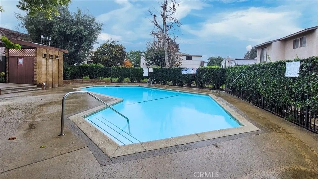 Photo of 809 E Acacia Ave #H, Glendale, CA 91205 (MLS # GD26000739)