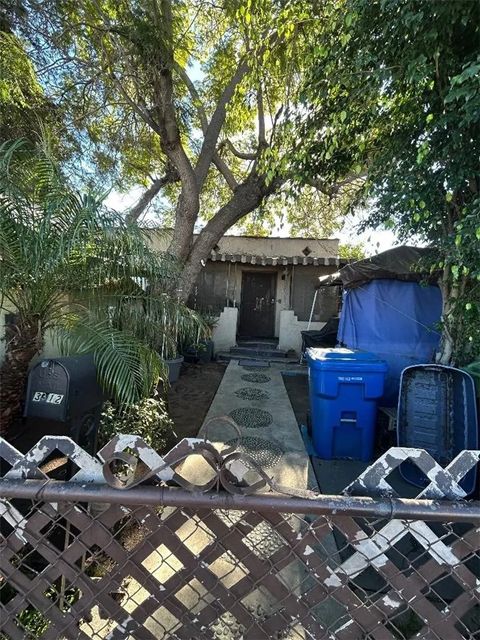 Photo of 3312 Hyde Park Boulevard, Los Angeles, CA 90043 (MLS # DW25275190)