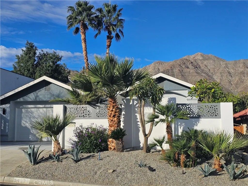 Photo of 54925 Avenida Alvarado, La Quinta, CA 92253 (MLS # TR26037345)