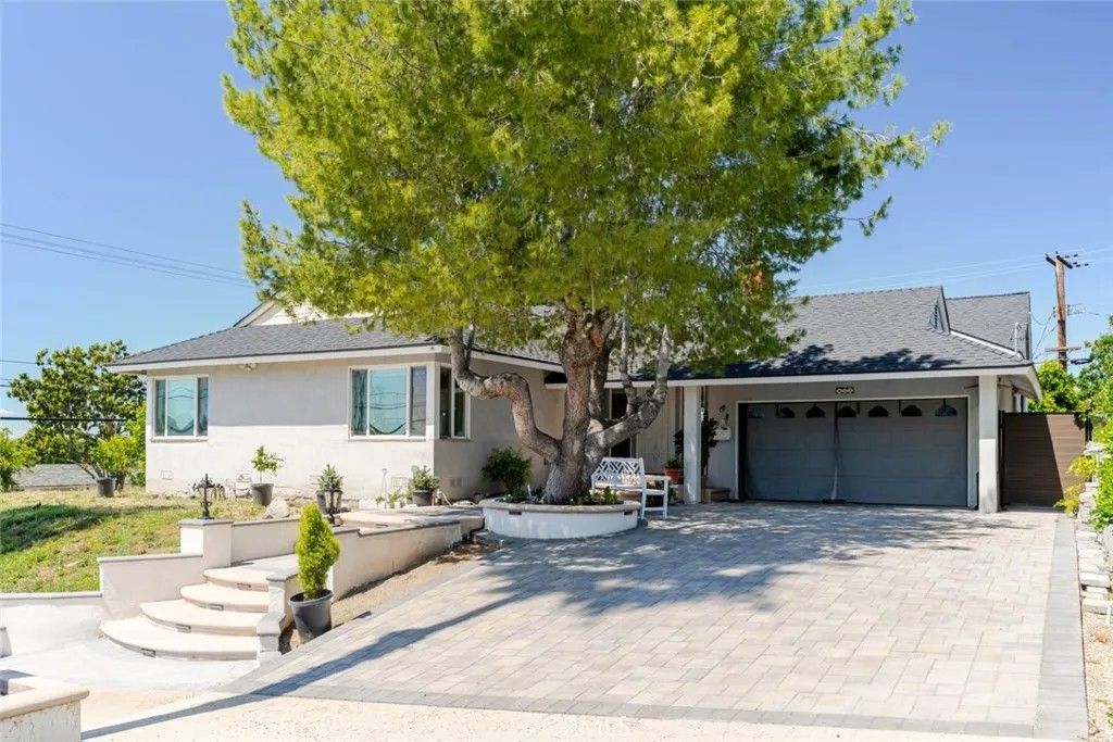 Photo of 801 Stephen Road, Burbank, CA 91504 (MLS # SR26082571)