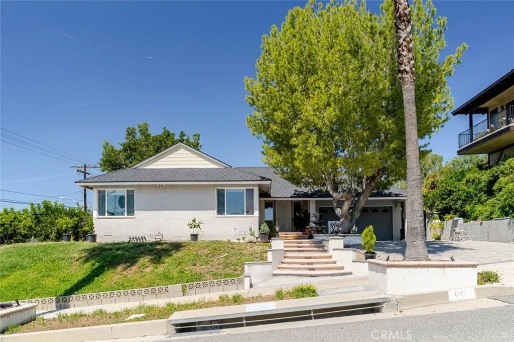 Photo of 801 Stephen Road, Burbank, CA 91504 (MLS # SR26082571)