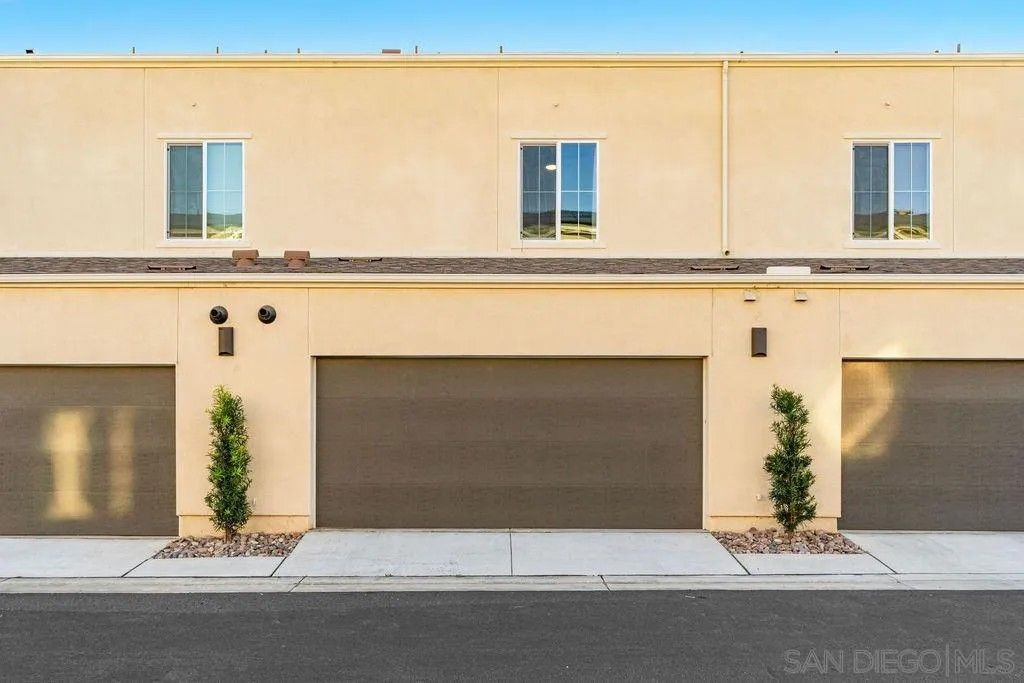 Photo of 347 Sweet Pl, Fallbrook, CA 92028 (MLS # 250046086)