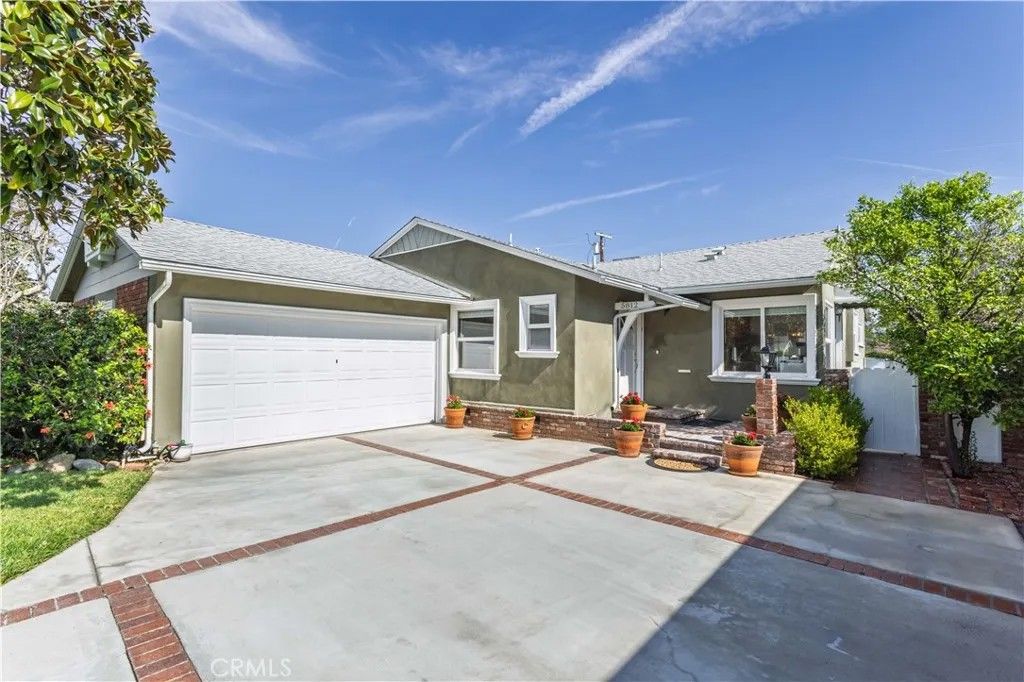 Photo of 5812 Bucknell Ave, Valley Village, CA 91607 (MLS # SR26059385)