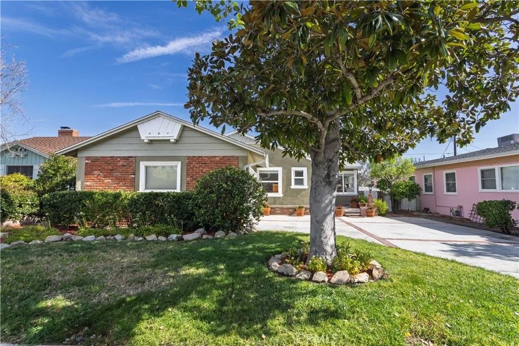 Photo of 5812 Bucknell Ave, Valley Village, CA 91607 (MLS # SR26059385)