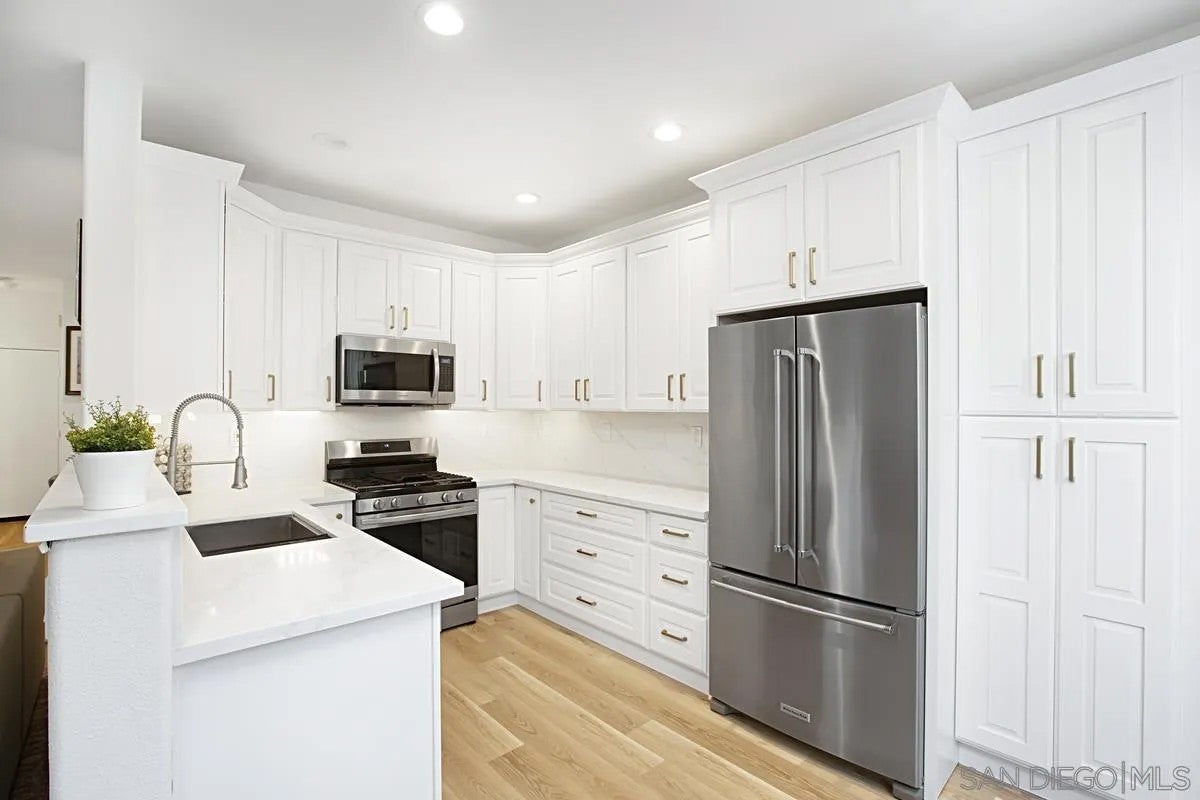 5554 Renaissance Ave. 3