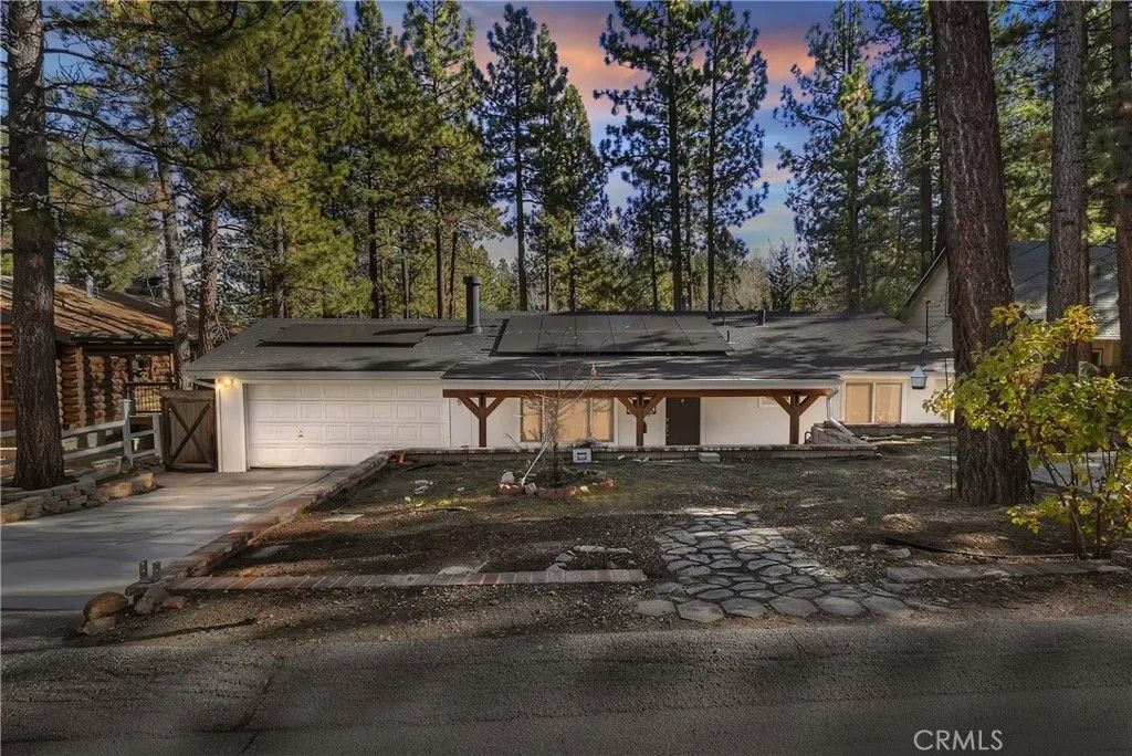 Photo of 565 Golden West Dr, Big Bear Lake, CA 92315 (MLS # IG25269750)