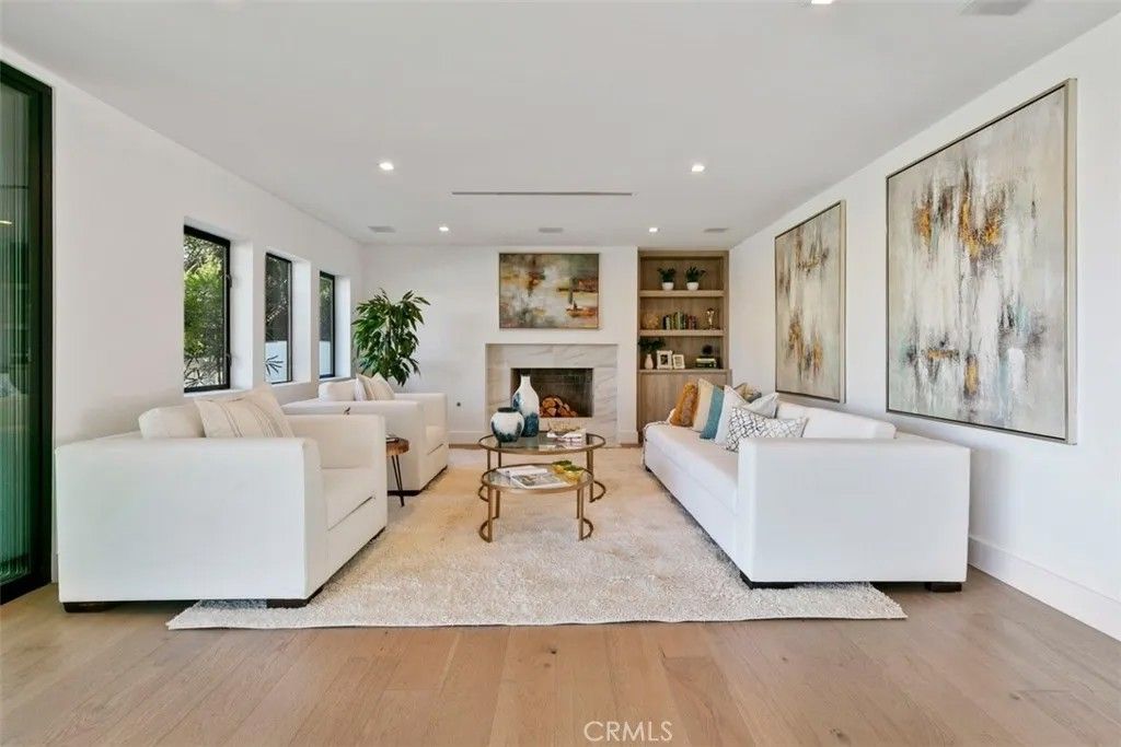 Photo of 17269 Luverne Place, Encino, CA 91316 (MLS # SR26079456)