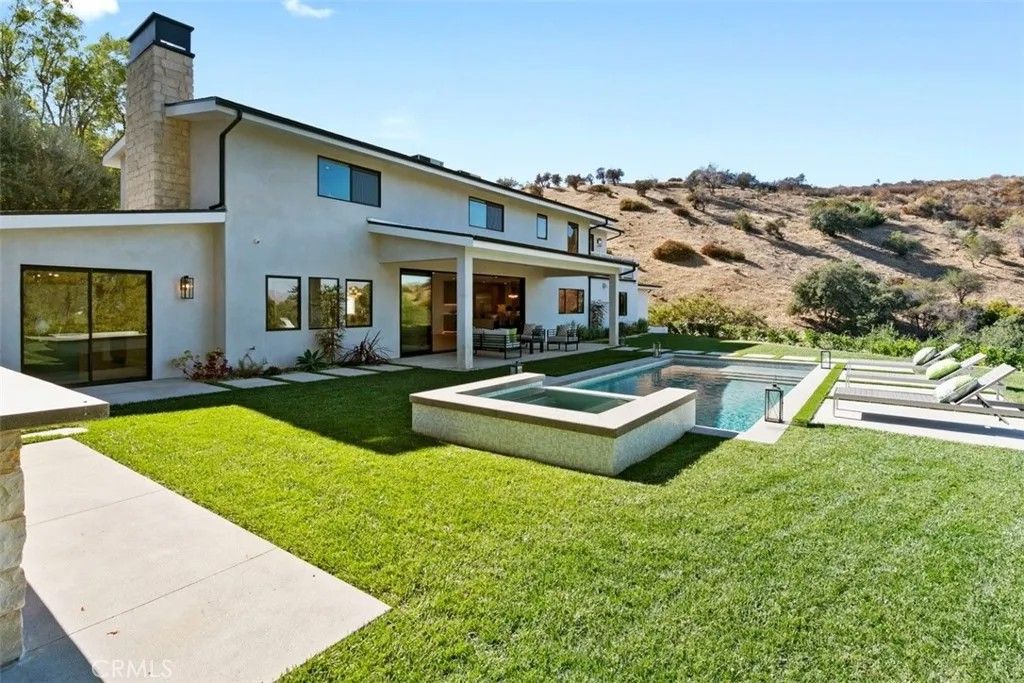 Photo of 17269 Luverne Place, Encino, CA 91316 (MLS # SR26079456)