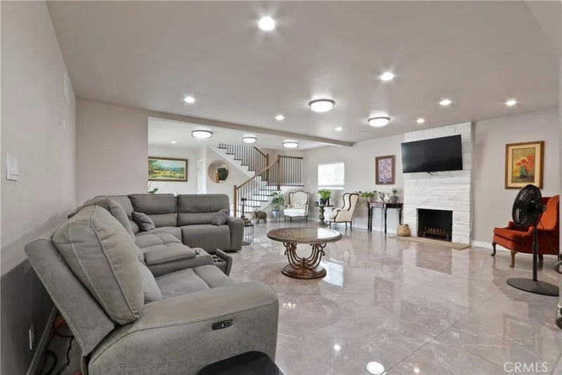 3129 W Olinda