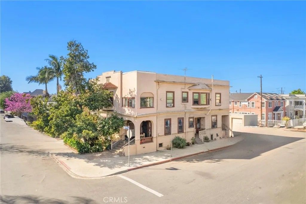 Photo of 1701 S Bonnie Brae St, Los Angeles, CA 90006 (MLS # SB26024312)