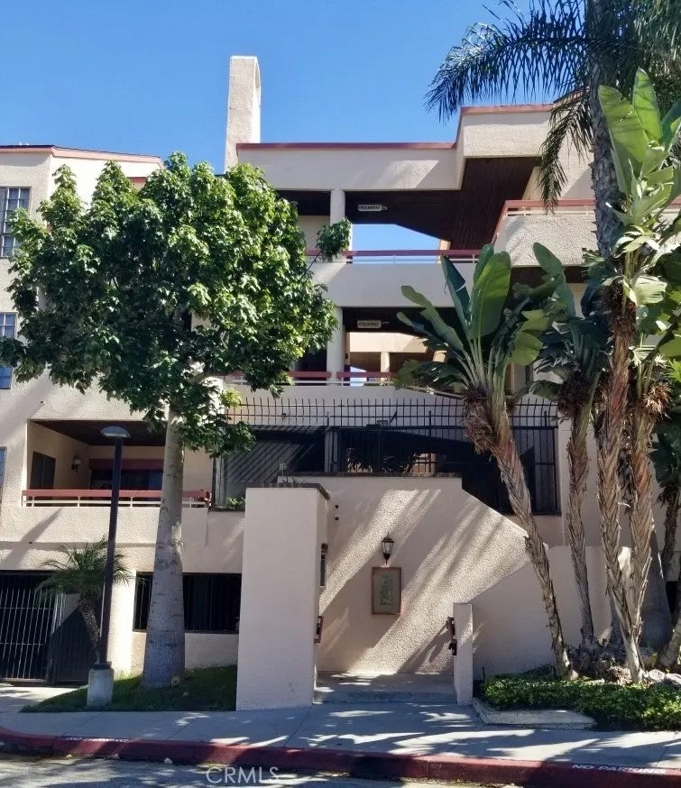 941 W Carson 202