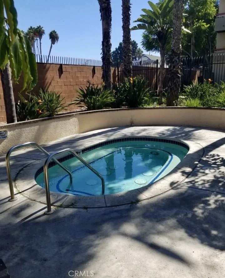 941 W Carson 202