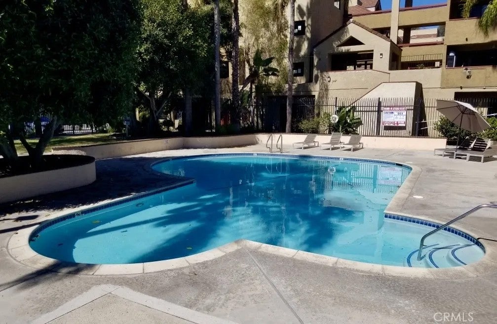 941 W Carson 202