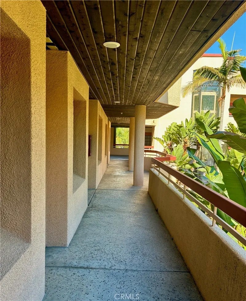 941 W Carson 202