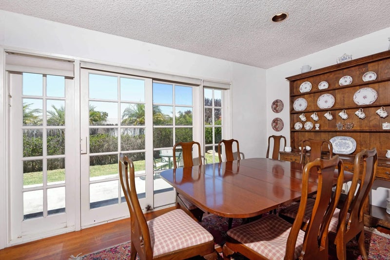 3152 Governor Drive