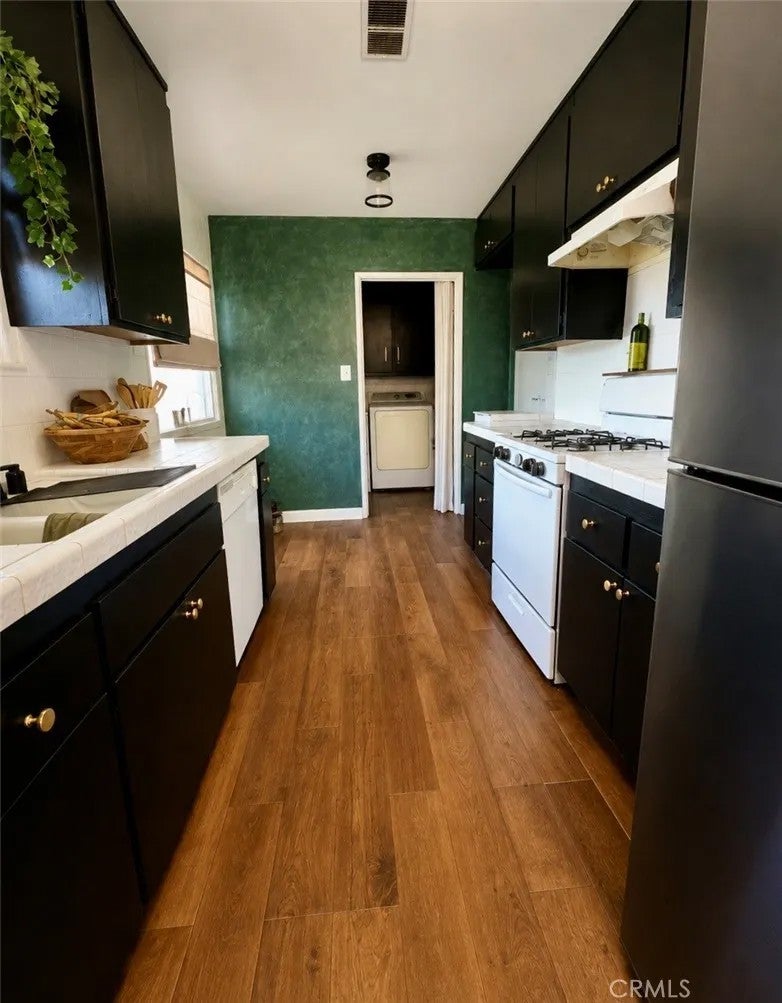 Photo of 16636 Gilmore Street, Van Nuys, CA 91406 (MLS # SR26173349)