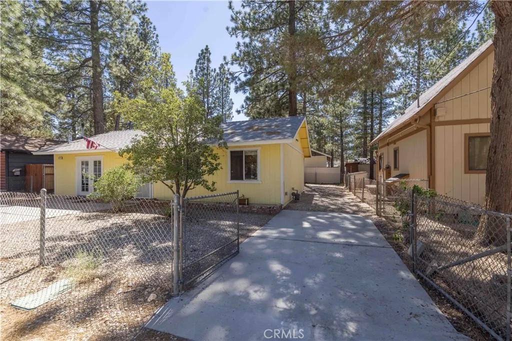 863 B Lane