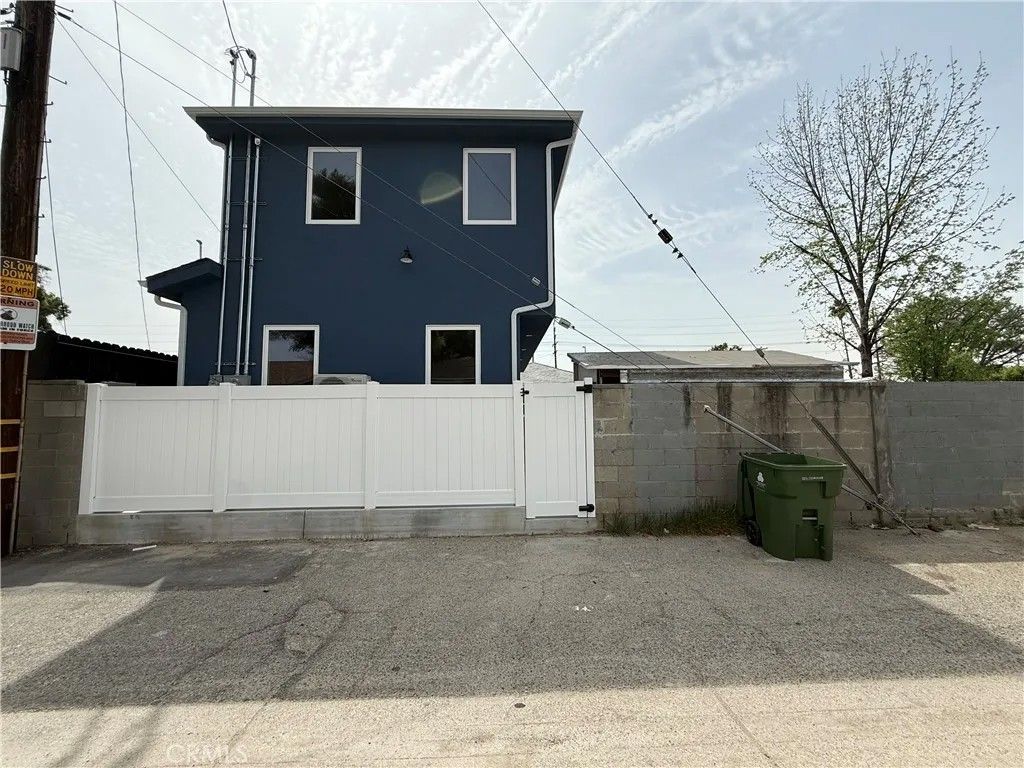 Photo of 20953 Saticoy St, Canoga Park, CA 91304 (MLS # SR26071392)