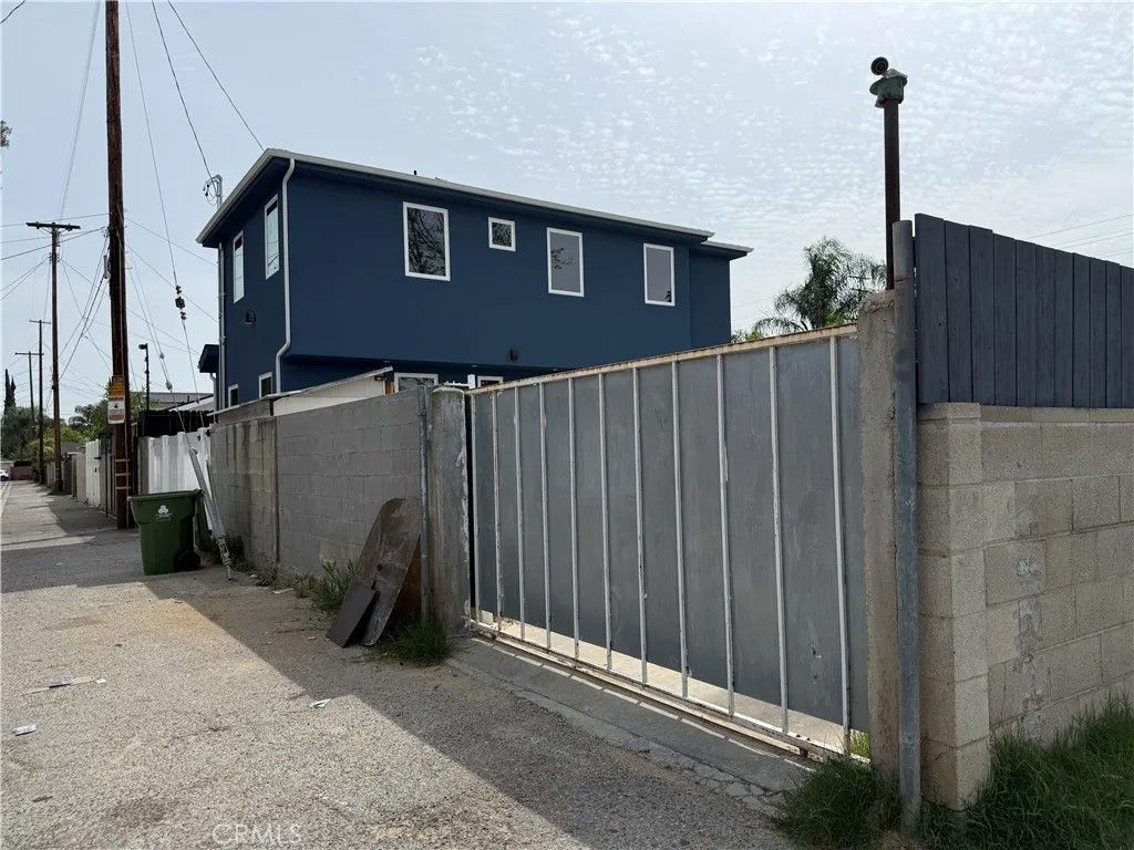 Photo of 20953 Saticoy St, Canoga Park, CA 91304 (MLS # SR26071392)