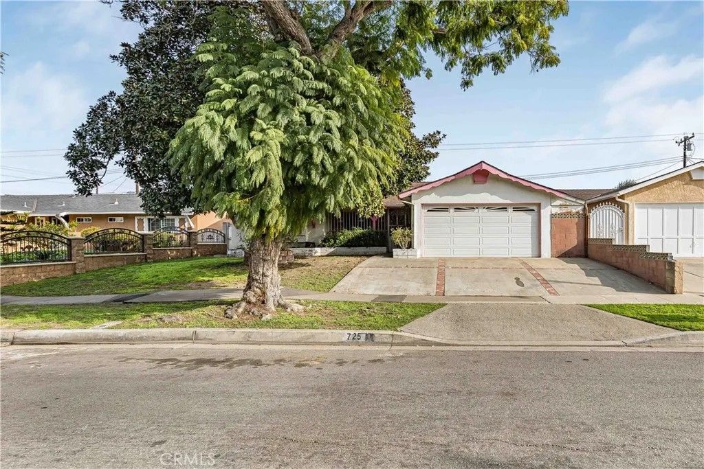 Photo of 725 S Flintridge Dr, Santa Ana, CA 92704 (MLS # OC26000530)