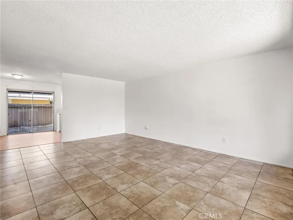 3725 N Fruit