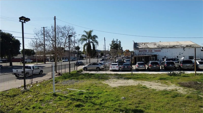 1137 E Mission