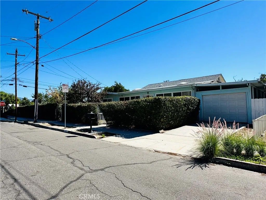 Photo of 264 E 2nd St, San Jacinto, CA 92583 (MLS # SW25242536)