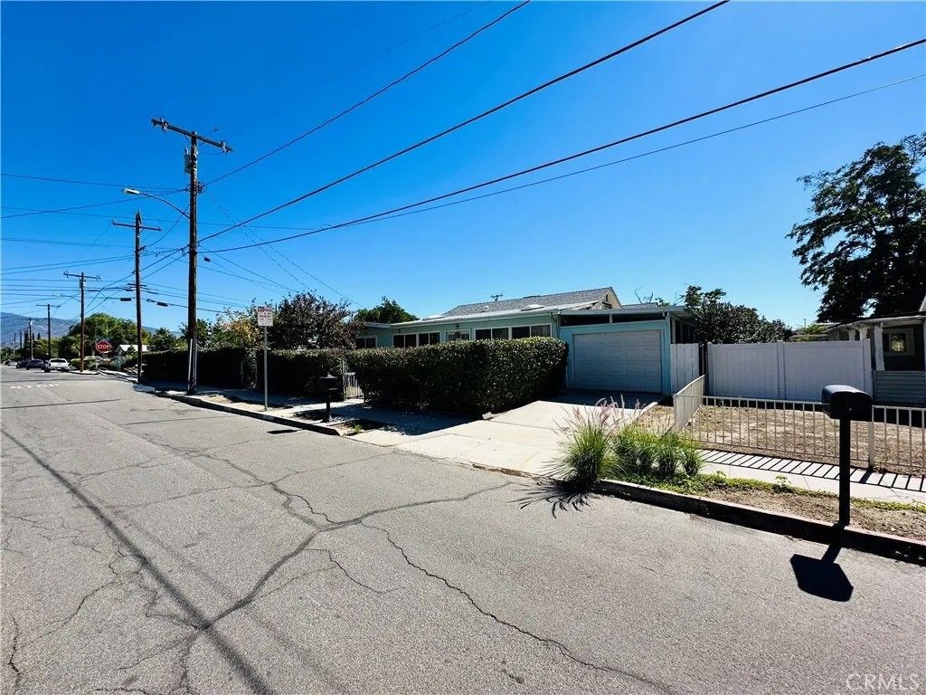 Photo of 264 E 2nd St, San Jacinto, CA 92583 (MLS # SW25242536)