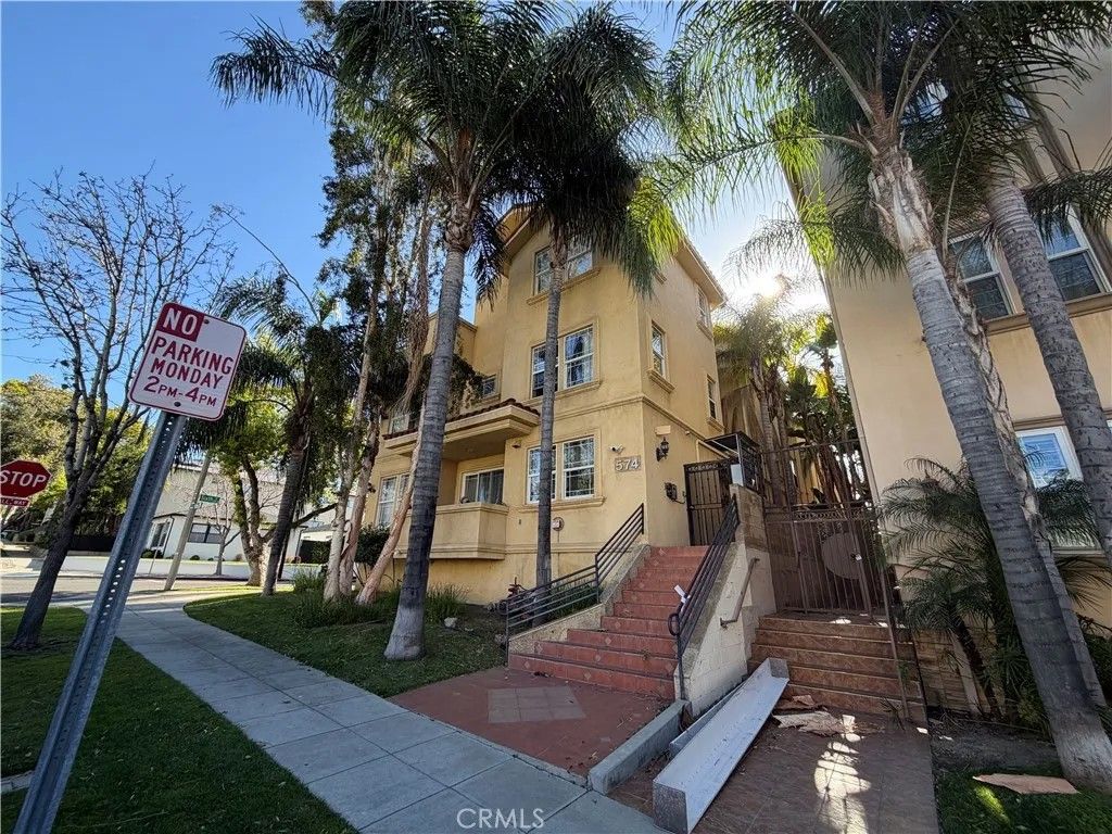 Photo of 574 E Palm Ave #105, Burbank, CA 91501 (MLS # BB26075654)