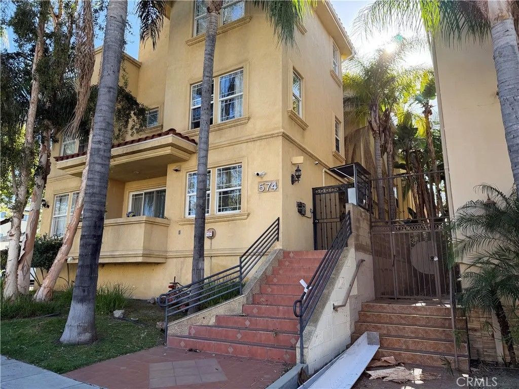 Photo of 574 E Palm Ave #105, Burbank, CA 91501 (MLS # BB26075654)