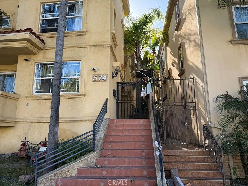 Photo of 574 E Palm Ave #105, Burbank, CA 91501 (MLS # BB26075654)