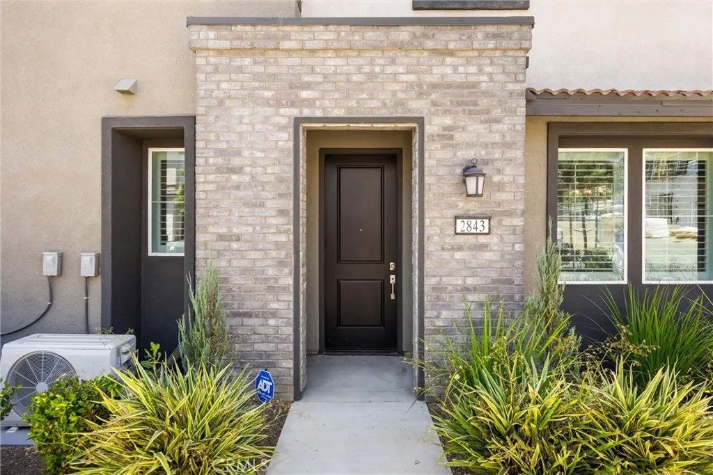 2843 E Bedford Privado