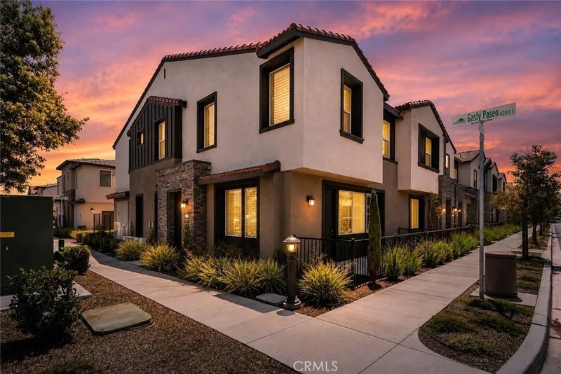 2843 E Bedford Privado