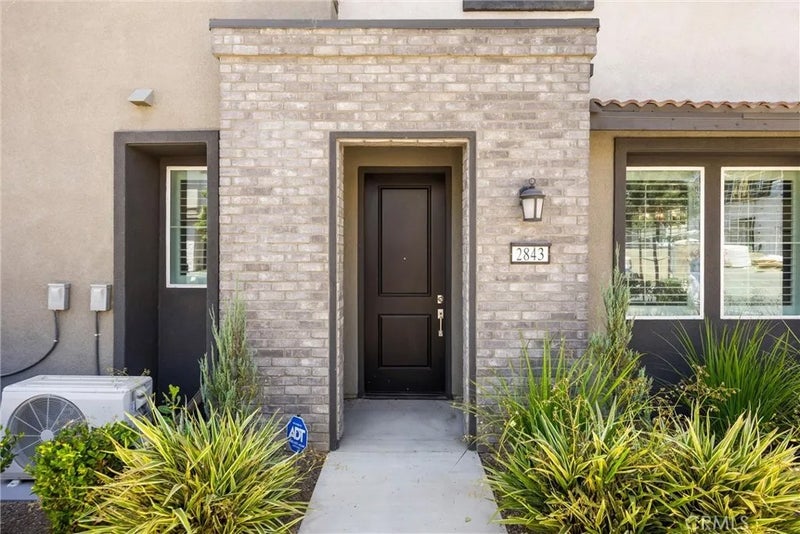 2843 E Bedford Privado
