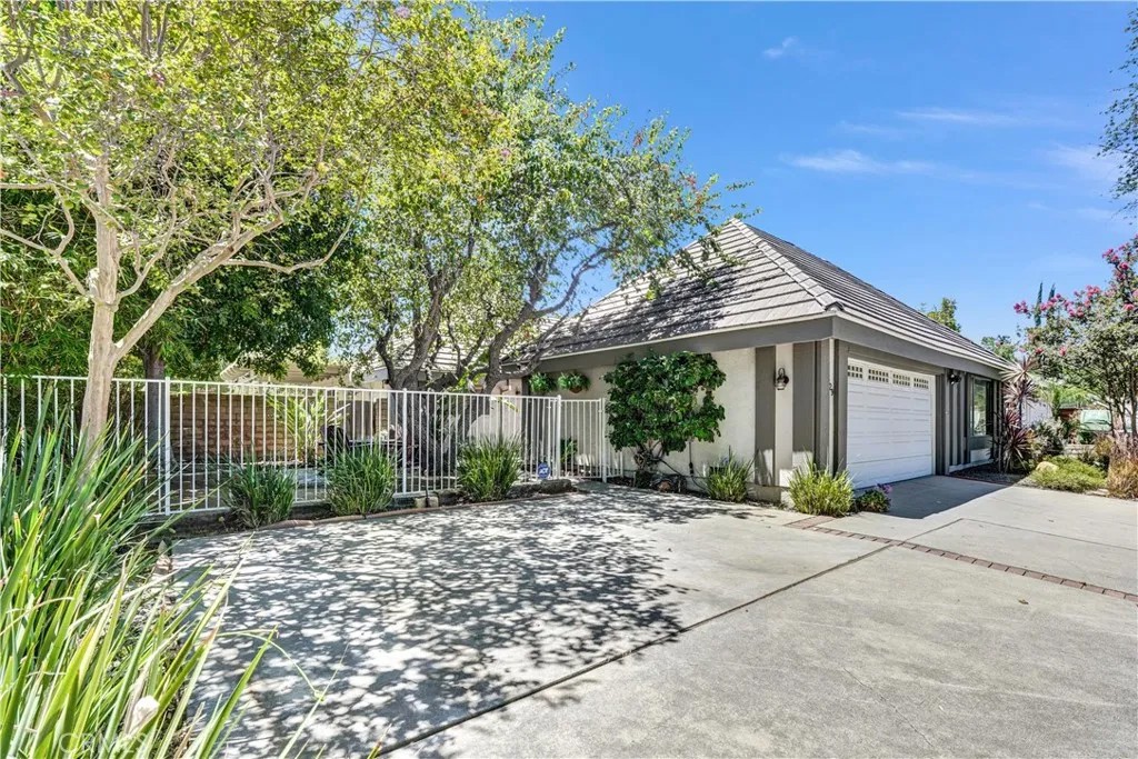 8329 Capistrano