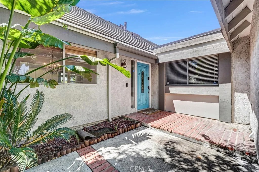 8329 Capistrano