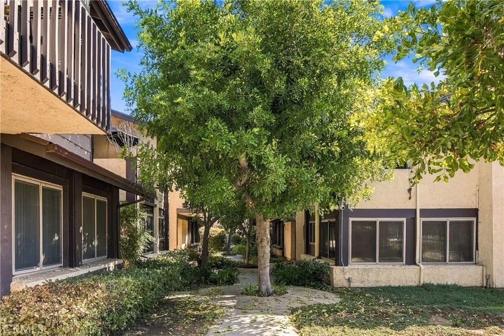 6716 Clybourn