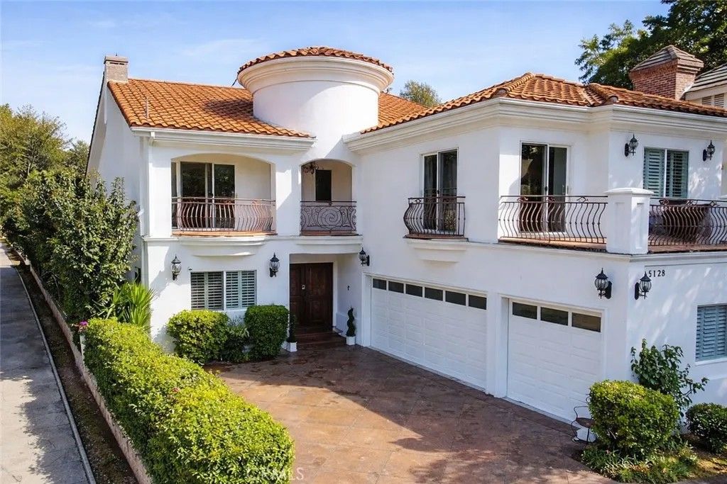 Photo of 5128 Avenida Hacienda, Tarzana, CA 91356 (MLS # AR26071560)