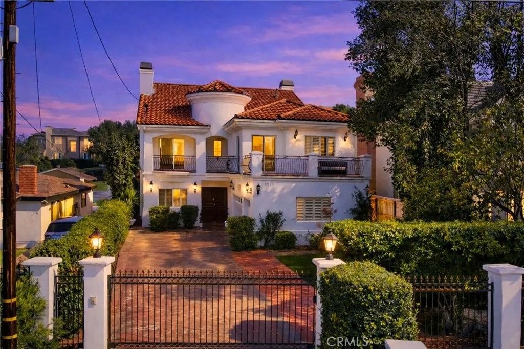 Photo of 5128 Avenida Hacienda, Tarzana, CA 91356 (MLS # AR26071560)