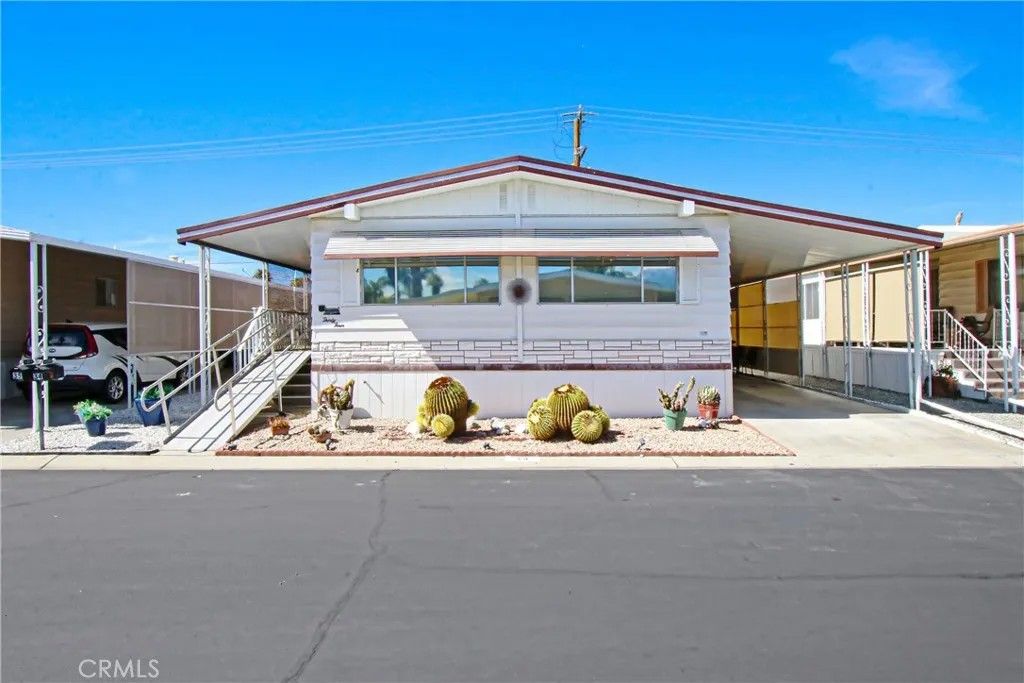 Photo of 575 S Lyon Ave #34, Hemet, CA 92543 (MLS # SW26040301)