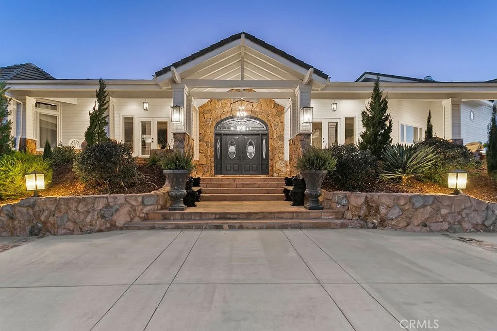 40075 Avenida La Cresta