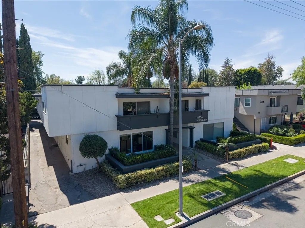 Photo of 12206 Magnolia Boulevard, Valley Village, CA 91607 (MLS # GD26066601)