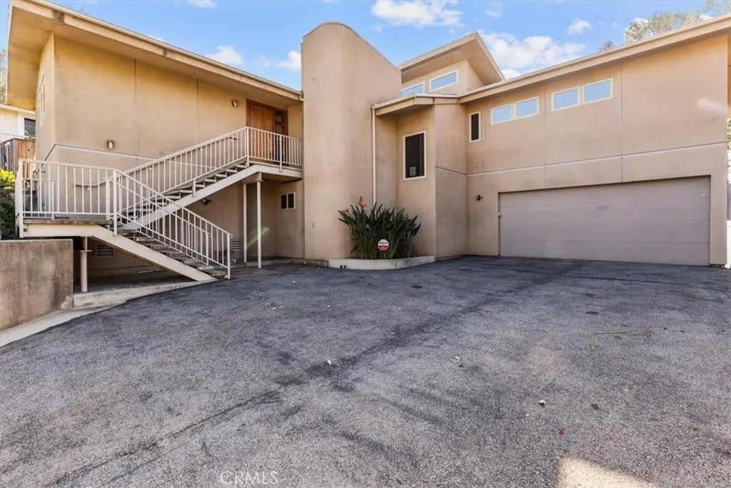 2377 Silver Ridge Avenue
