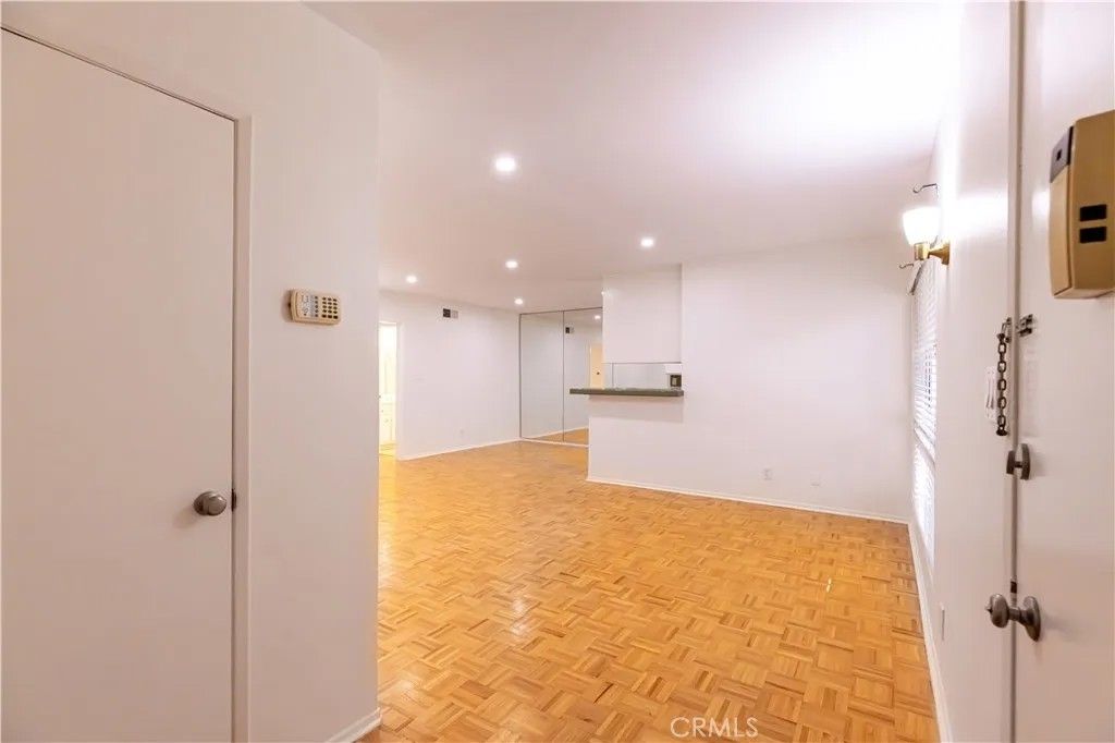 Photo of 5320 Zelzah Avenue #314, Encino, CA 91316 (MLS # SR26032601)